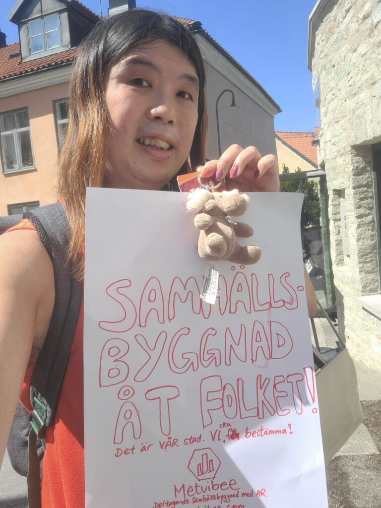 I carried a sign which says "Urban development to the people", focusing on the participatory aspect of Metvibee.